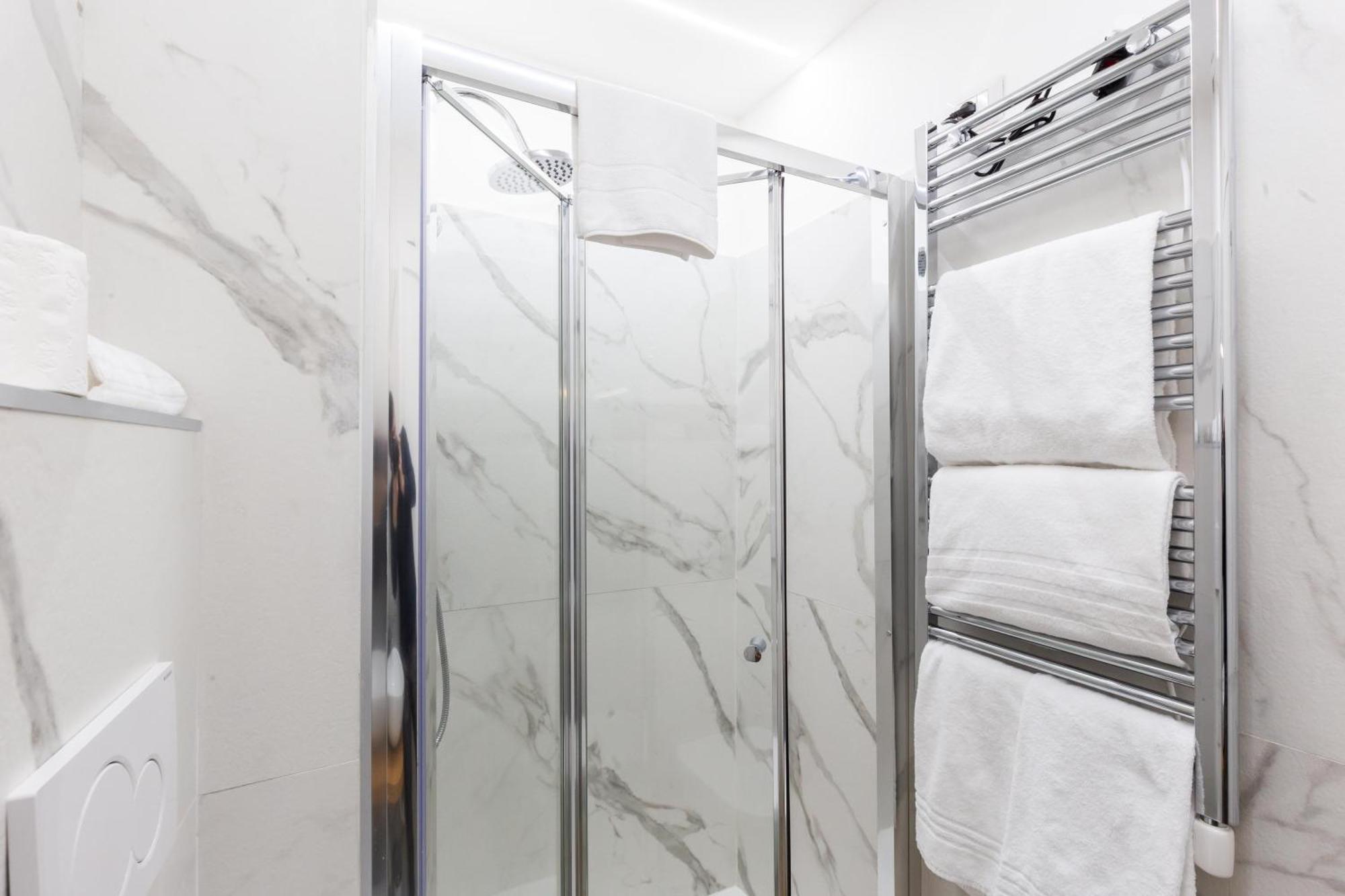 Cavour Luxury Rooms - Lr Collection Roma Esterno foto